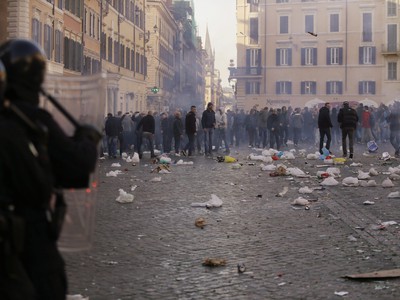 Talianska polícia mala v Ríme pred súbojom AS s Feyenoordom plné ruky práce s holandskými chuligánmi