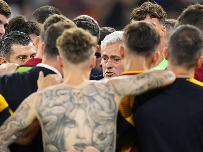 Tréner AS Rím José Mourinho dohovára svojim hráčom po prehratom finále Európskej ligy
