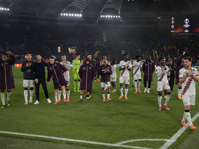 Futbalisti Leverkusenu oslavujú výhru nad AS Rím