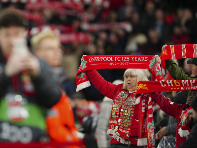 Futbaloví fanúšikovia Liverpoolu povzbudzujú v úvodnom zápase štvrťfinále Európskej ligy