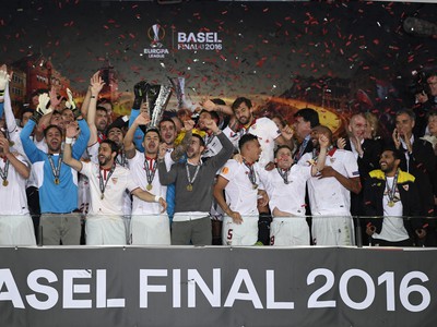 Oslavy hráčov Sevilly, ktorí dosiahli v Európskej lige víťazný hetrik
