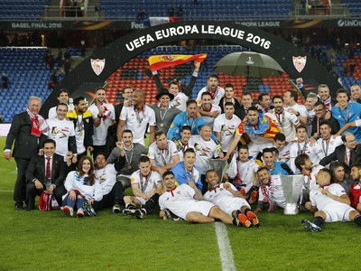 Oslavy hráčov Sevilly, ktorí dosiahli v Európskej lige víťazný hetrik