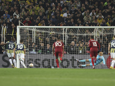 Hráč Fenerbahce Enner Valencia(vľavo) strieľa úvodný gól