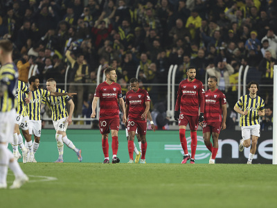 Hráči Fenerbahce (vľavo) oslavujú úvodný gól Ennera Valenciu a vpravo reagujú hráči Sevilly