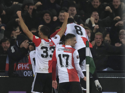 Obranca Feyenoordu Dávid Hancko oslavuje gól spoluhráča Santiaga Gimeneza