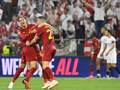 Na snímke hráč AS Rím Paulo Dybala (vpravo) oslavuje úvodný gól so spoluhráčmi počas finálového zápasu Európskej ligy vo futbale FC Sevilla - AS Rím