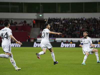Abdellah Zoubir (v strede) a gólové oslavy Karabachu