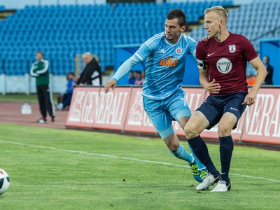 Zľava: František Kubík z ŠK Slovan a Gints Freimanis z FK Jelgava