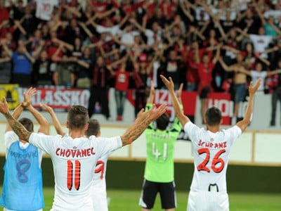 Napriek primitívnemu správaniu poďakovanie. Futbalisti Spartaka Trnava vyjadrujú vďačnosť divákom po zápase prvého predkola Európskej ligy UEFA proti FC Hibernians (Malta)