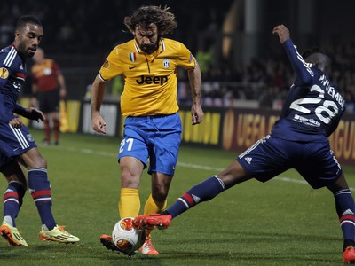 Andrea Pirlo preniká defenzívou Lyonu