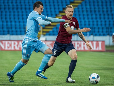 Zľava: Lorenzo Burnet z ŠK Slovan a Gints Freimanis z FK Jelgava