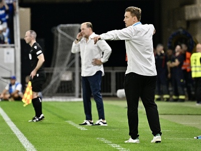 Tréner Aris Limassol Aleksey Shiplevski (vpravo), za ním Vladimír Weiss st.
