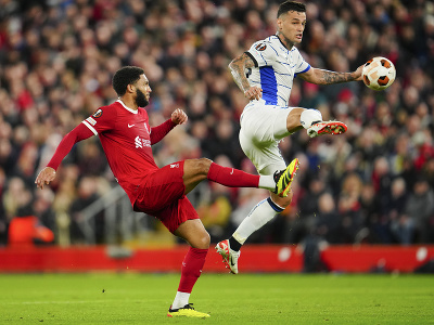 Futbalista Liverpoolu Joe Gomez (vľavo) a hráč Atalanty Gianluca Scamacca bojujú o loptu 