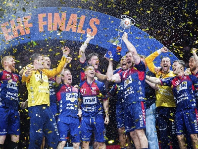 Hádzanári nemeckého tímu SG Flensburg-Handewitt oslavujú triumf v Európskej lige