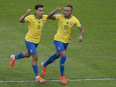 Everton a Phlippe Coutinho oslavujú gól Brazílie