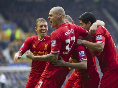 Martin Škrtel (37) so spoluhráčmi oslavuje vedúci gól Liverpoolu