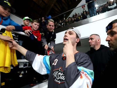 Juraj Slafkovský sa víta s fanúšikmi  počas hokejovej exhibície All Star legiend v Tipsport aréne v Banskej Bystrici