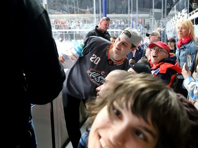 Juraj Slafkovský sa fotografuje s fanúšikmi  počas hokejovej exhibície All Star legiend v Tipsport aréne v Banskej Bystrici