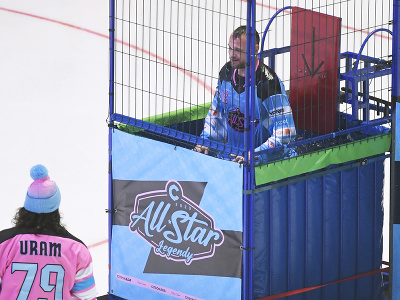 Marián Gáborík sa vynára z vody počas predstavenia novej súťaže zručností DUNK TANK v prestávke hokejovej exhibície All Star Legendy 2024 Tím východ - Tím západ v Steel Aréne v Košiciach