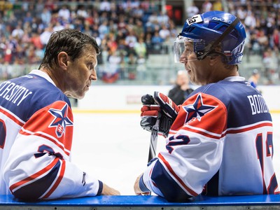 Hokejisti Peter Šťastný a Peter Bondra 