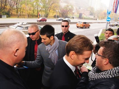 Novak Djokovič prichádza na tlačovú konferenciu