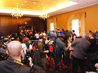 Novak Djokovič prichádza na tlačovú konferenciu