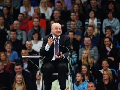 Hlavný rozhodca počas uvoľnenej atmosféry zápasu Kližan - Djokovič