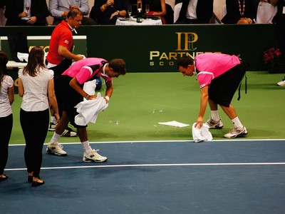 Martin Kližan, Dominik Hrbatý a Marián Vajda upratujú kurt