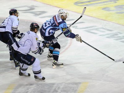Tomáš Chrenko z HC K-Cero Nitra (vpravo) uniká dvojici Jozef Kováčik (vľavo) a Michal Sersen (v strede)