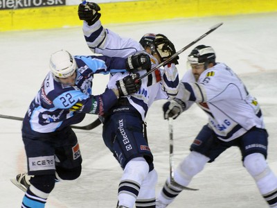 Henrich Ručkay Lakosil z HC K-Cero Nitra (vľavo) v súboji s Radimom Tesaříkom (v strede) a Andrejom Nedorostom