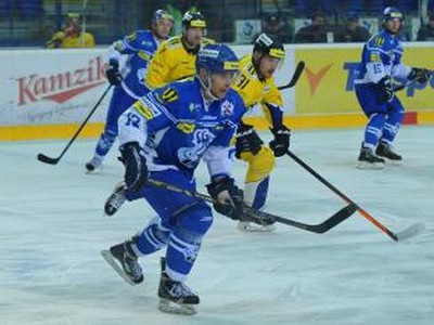 Na snímke kapitán Popradu Arne Kroták (v modrom) počas zápasu 24. kola hokejovej Tipsport Extraligy medzi HK Poprad - ŠHK 37 Piešťany