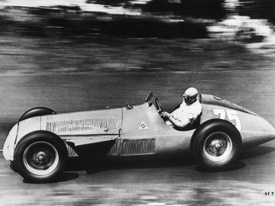 Na archívnej snímke z 29. júla 1951 argentínsky automobilový pretekár Juan Manuel Fangio na Alfette počas pretekov Grand Prix Nemecka na závodnom okruhu Nürburgring.