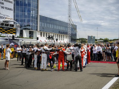 Pred pretekmi jazdci utvorili kruh, aby si uctili pamiatku Julesa Bianchiho