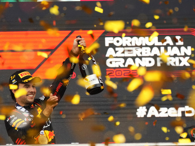 Sergio Pérez a jeho víťazné oslavy na pódiu po triumfe na Veľkej cene Azerbadjžanu