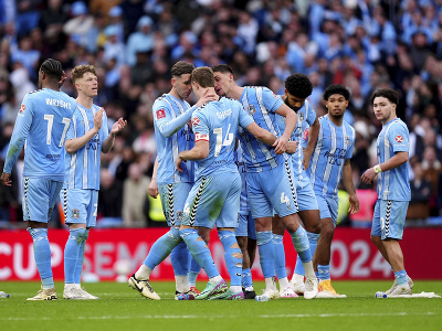 Futbalisti Coventry City počas penaltového rozstrelu proti Manchestru United