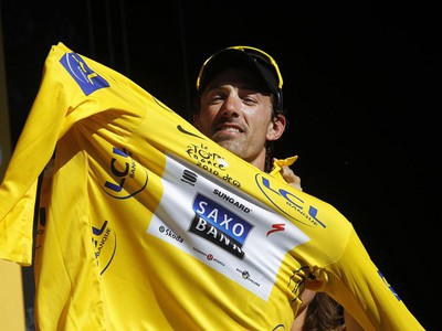 Fabian Cancellara si oblieka žlté tričko, 7.7.2010