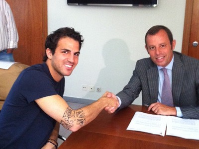 Cesc Fábregas podpisuje zmluvu s prezidentom Rosellom