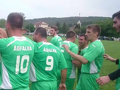 Németh Szabolcs (14) so spoluhráčmi oslavuje nádherný gól z priameho kopu