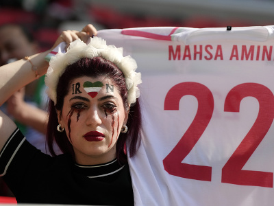 Fanúšička Iránu drží dres na podporu zosnulej ženy