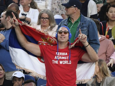 Srbsko proti celému svetu, stojí nápis na tričku