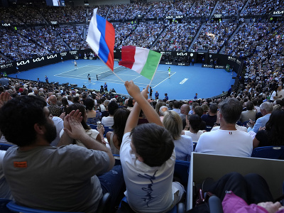 Fanúšik s talianskou a ruskou vlajkou počas finále Australian Open 2024