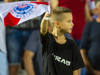 Malý fanúšik Zrinjski Mostar povzbudzuje