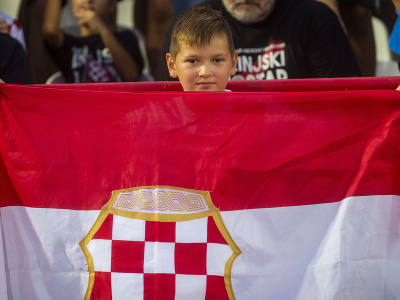 Fanúšik Mostaru s vlajkou povzbudzuje