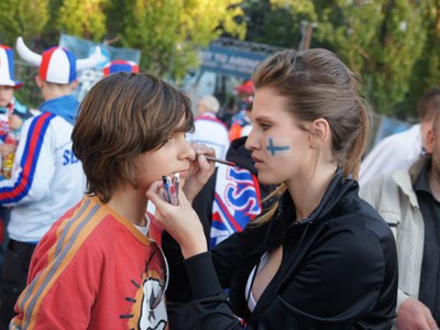 Maľovanie na tvár vo fanzóne v Bratislave