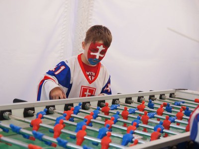 Mladý slovenský fanúšik sa zabáva vo fanzóne