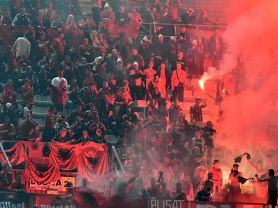 Albánski fanúšikovia zapaľujú dymovnice v kvalifikačnom futbalovom zápase na MS 2018 G-skupiny Taliansko - Albánsko