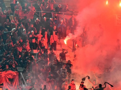 Albánski fanúšikovia zapaľujú dymovnice