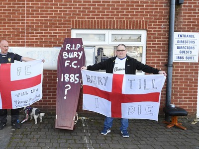 Fanúšikovia Bury FC volajú po záchrane klubu