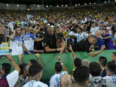 Argentínski hráči ďakujú svojim fanúšikom