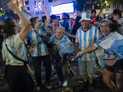 Fanúšikova Argentíny oslavujúci v